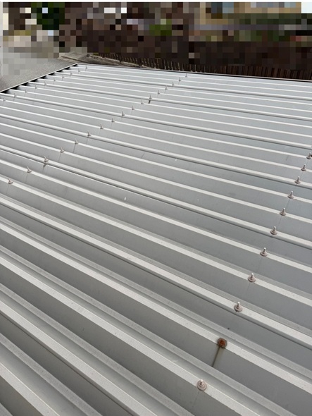 【宝達志水町】カーポートギザギザのトタン屋根のサビがひどいとのご相談　折板屋根のサビと塗膜剥がれ…