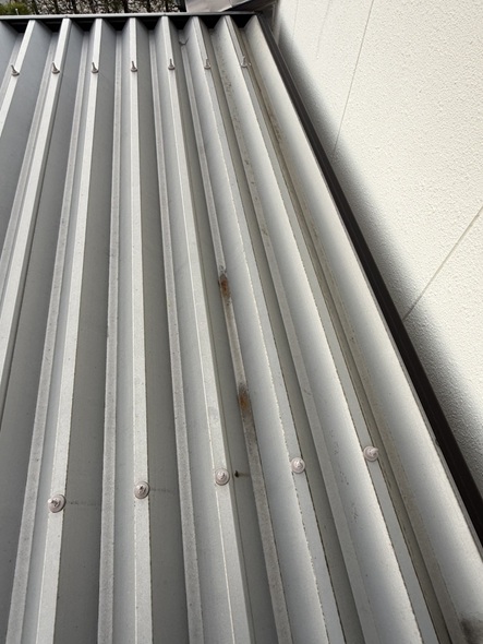 折板屋根にサビが出ています