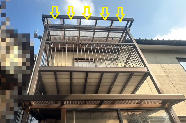 ベランダ屋根の波板が割れています