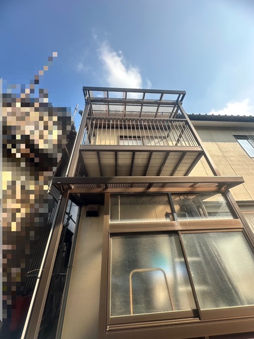 【金沢市】ベランダ屋根のポリカ波板がボロボロに…空が見える状態だった波板の張り替え工事！