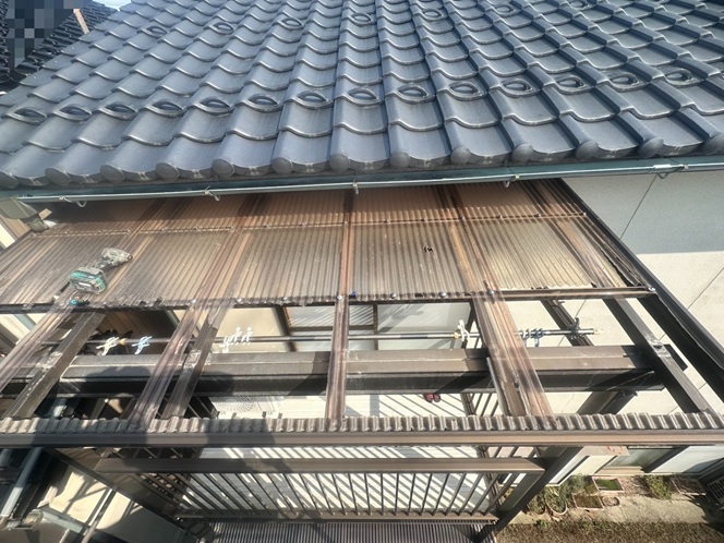 屋根のポリカに穴