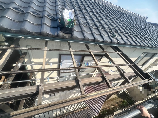 既存のポリカを外します