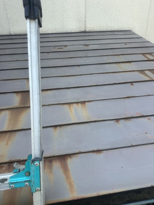 AT葺き屋根にサビ