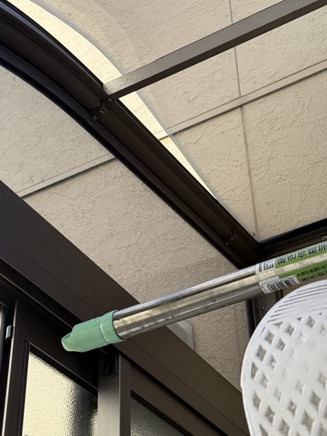 屋根のパネルが浮いている