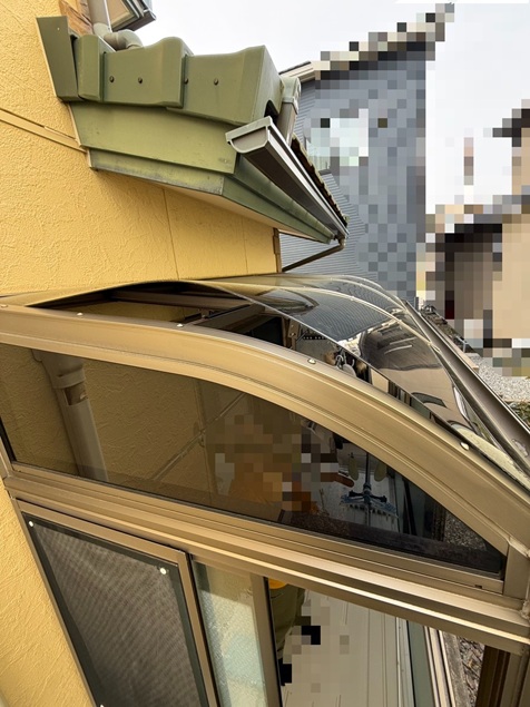 サンルーム屋根のパネルが浮いています