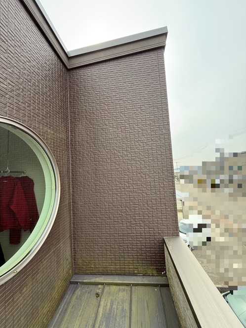 湿気が溜まりやすい箇所にコケ