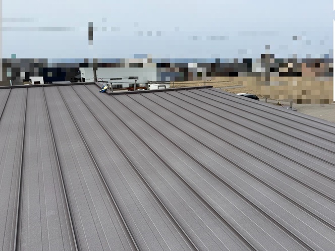 ガルバ屋根　表面が白くなっている