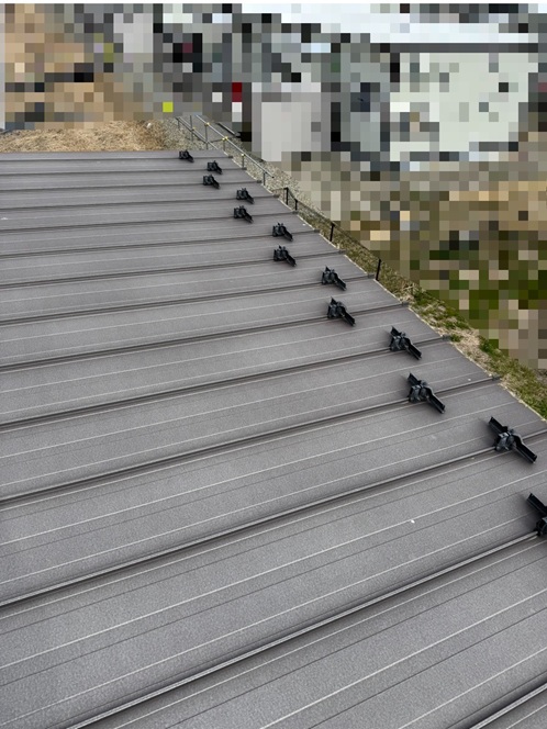 ガルバ屋根　表面が白くなっている