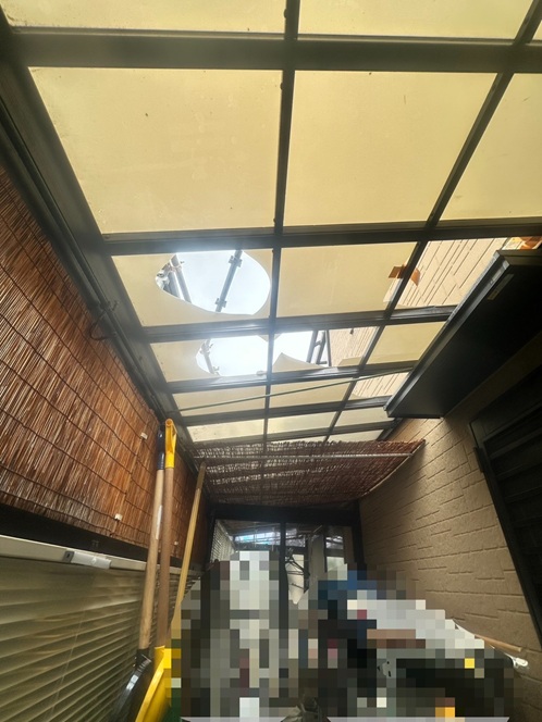 割れたサンルーム屋根