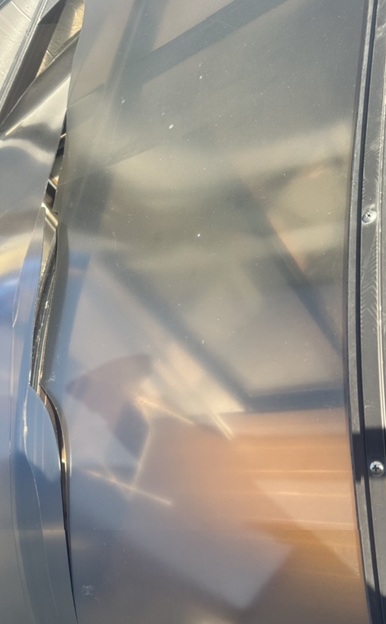 真ん中のパネルが割れています