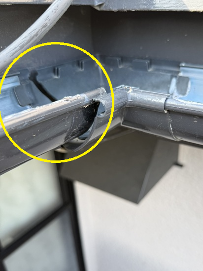 【金沢市】リピーター様よりご依頼！割れた雨どいの曲がり部分を交換