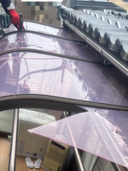 屋根パネルの割れ