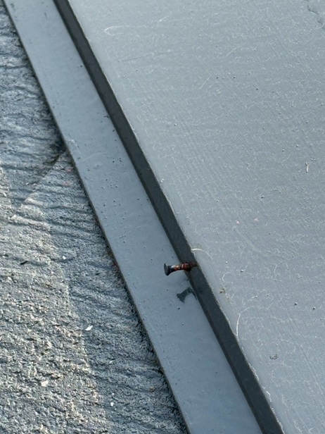 棟板金の釘が浮いています