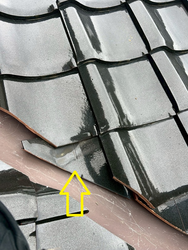 【七尾市】谷板金まわりの瓦のズレ　補修工事を行いました！