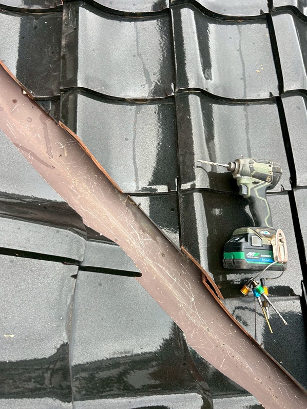 谷まわりの瓦のズレ補修