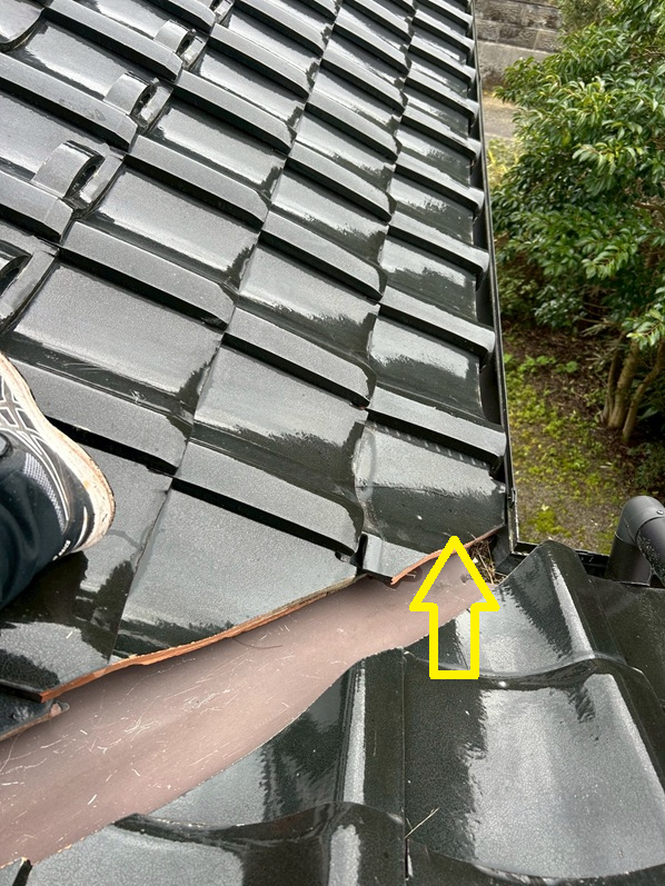 谷板金の周りの瓦がズレています