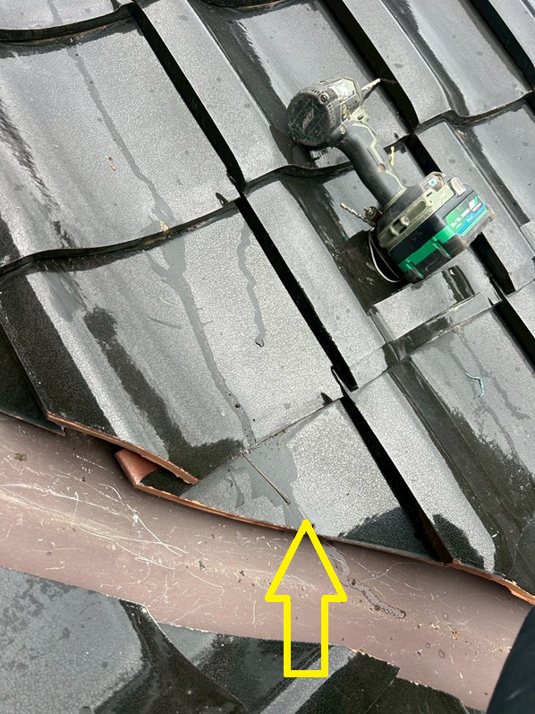 谷板金の周りの瓦がズレています