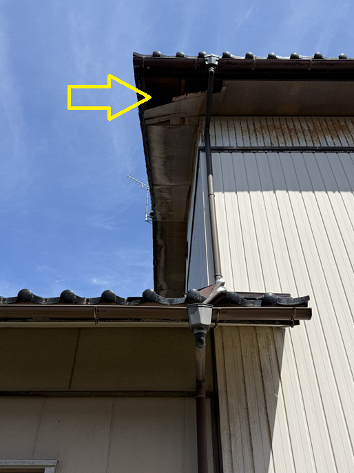 軒天が剝がれてきています