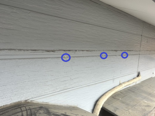 外壁のビス穴にコーキング充填