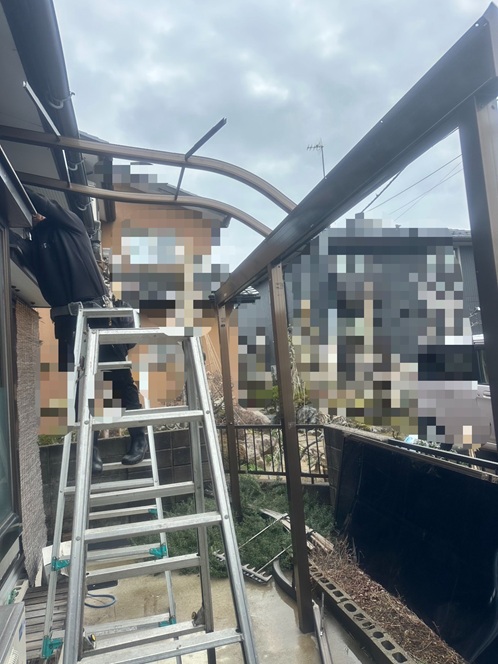 テラス撤去　屋根から解体