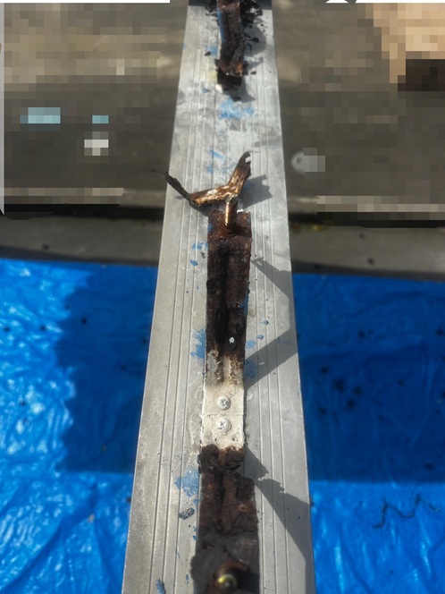 【内灘町】カーポートのタイトフレームを交換！サビた金具を交換して折板屋根をメンテナンス