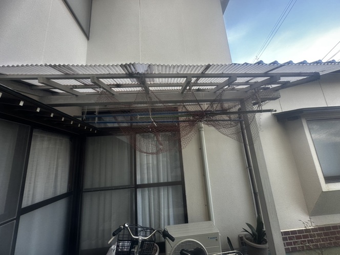 【金沢市】物干し場の波々の屋根が割れて雨漏り…　劣化した屋根をポリカ波板へ張り替えました