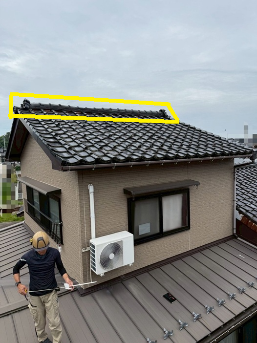 【金沢市】瓦屋根の棟瓦が大きく歪み鬼瓦も傾いている状態に！棟瓦の部分修理を実施