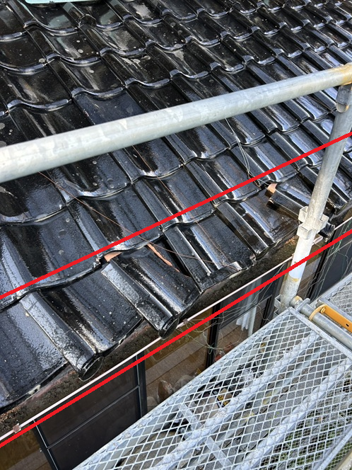 【金沢市】「太陽光パネル設置の屋根で割れた瓦」交換しただけでは解決しない？落雪被害を繰り返さないための瓦屋根工事