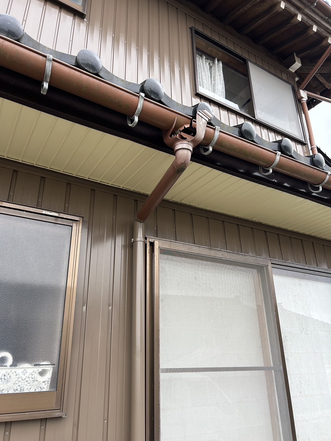 雨どいの集水器が割れています