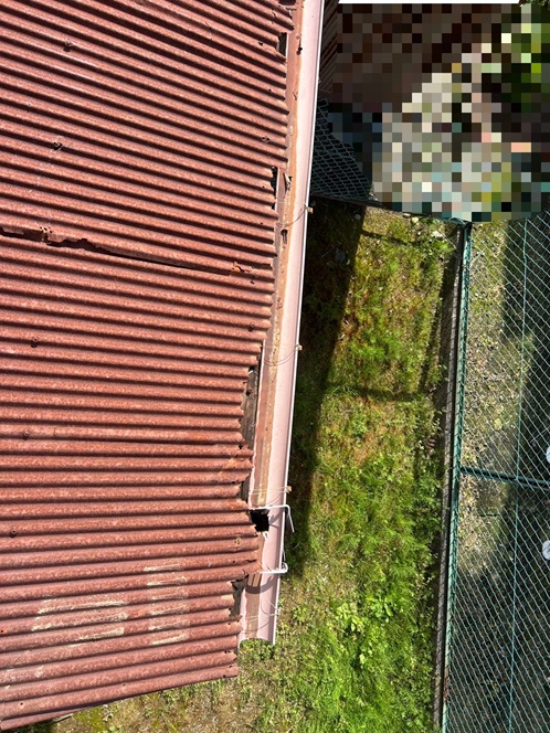 強風で壊れたトタン屋根