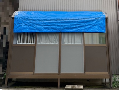 【金沢市】ブルーシートで応急処置していたサンルーム屋根　割れたパネルを全て交換し、安心して使える空間へ