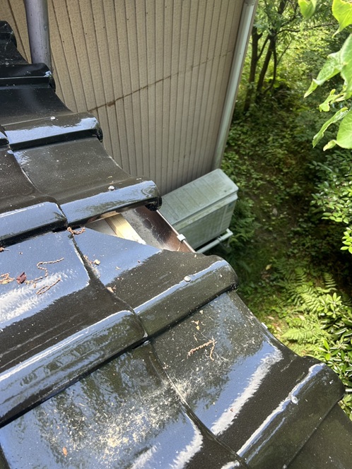 【内灘町】割れた瓦を4枚交換！瓦屋根は部分補修で長く使い続けることができます