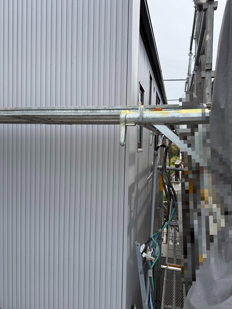 【金沢市】雨漏り調査で判明した屋根の不具合！笠木板金の修繕と外壁カバー工事を行いました