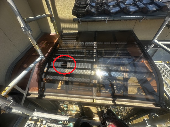 割れた屋根パネル