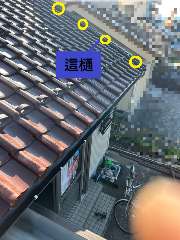 二階の縦樋と繋がっており、一階屋根（下屋根）の上に沿って設置されている這樋（はいどい）も交換しました。  這樋は屋根の上に置くだけでは風の影響などを受けやすく、動いてしまうので、瓦屋根の下地部分の瓦桟に銅線を巻き付けて固定しています！（黄色〇で囲んである部分）