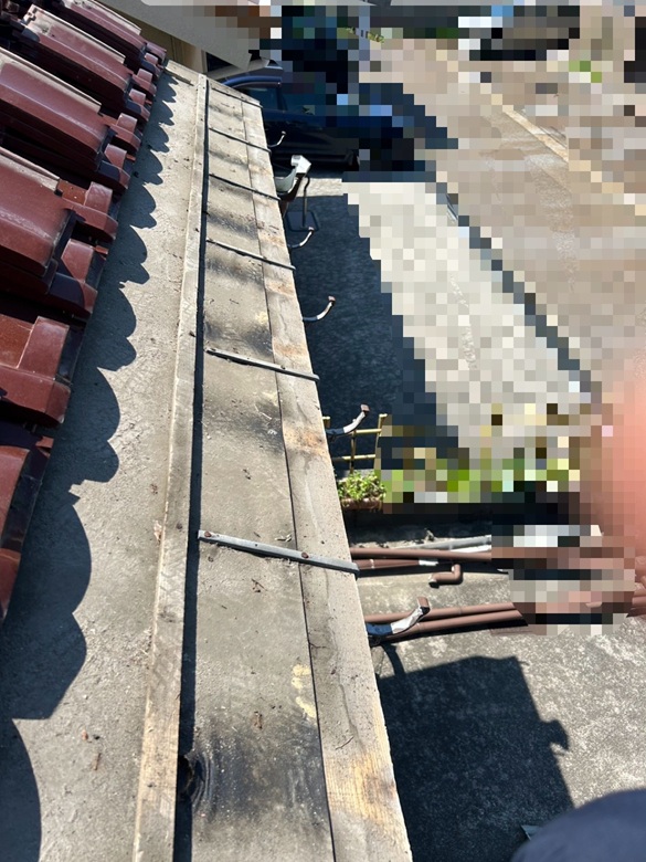 既存の雨どい受け金具を取り外して撤去し、新しい雨どい吊り金具を屋根下地に取り付けて、瓦を元に戻しました。