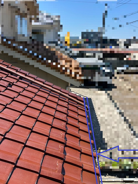 屋根に沿って設置されている雨どい、「軒樋」を外します。