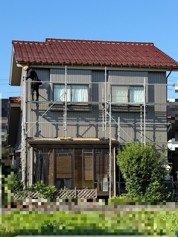 ご自宅の裏側の軒樋も同じく、瓦を一部取り外して軒樋の吊り金具を新しいものへ交換し、新しい雨どいを設置しました！