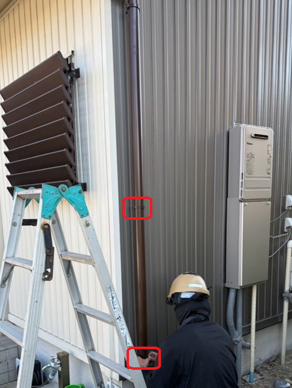 縦樋は外壁に沿って動かないように、外壁に縦樋用の固定バンドを取り付け、縦樋を固定しました。