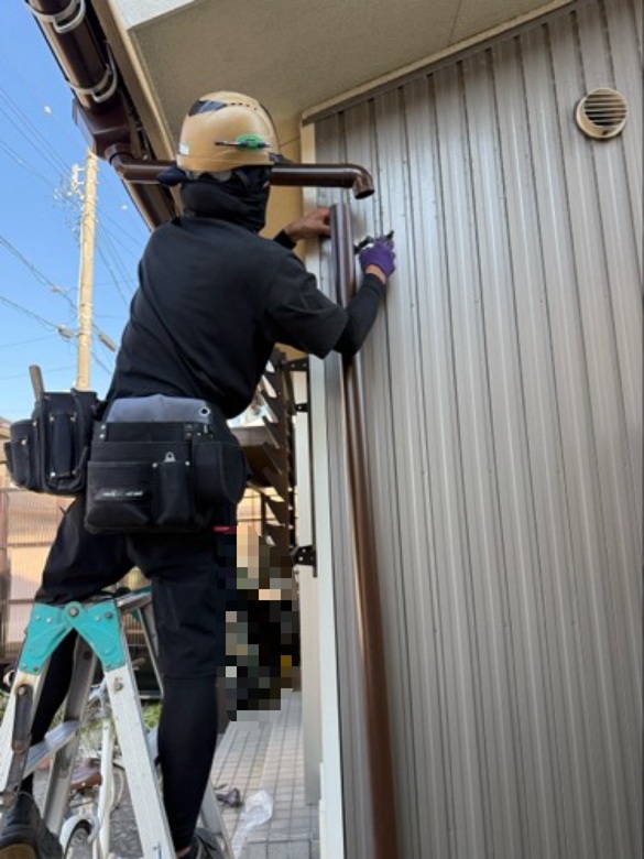 呼樋、縦樋を繋ぎ合わせています。