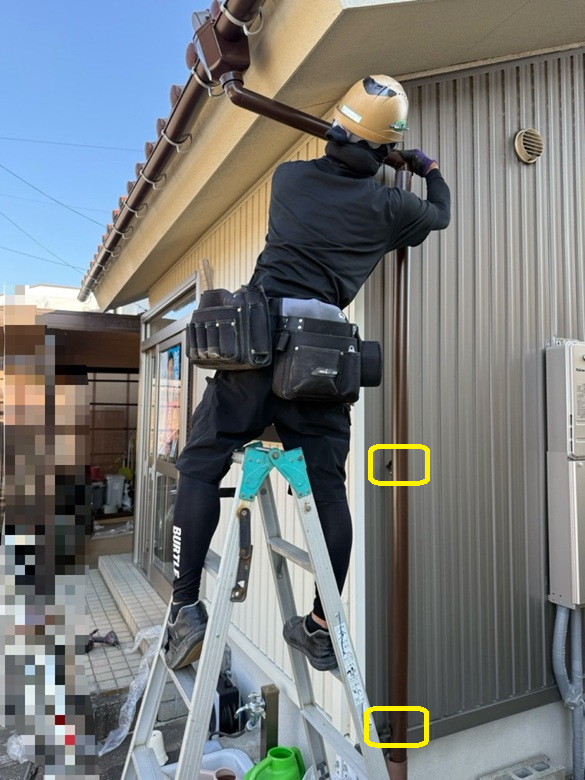 縦樋は外壁に沿って動かないように、外壁に縦樋用の固定バンドを取り付け、縦樋を固定しました。