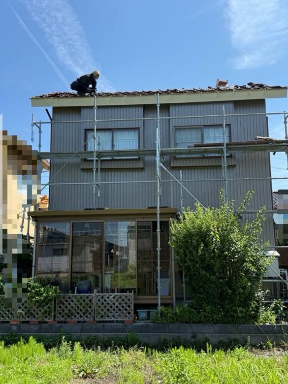 雨どい交換瓦を外します