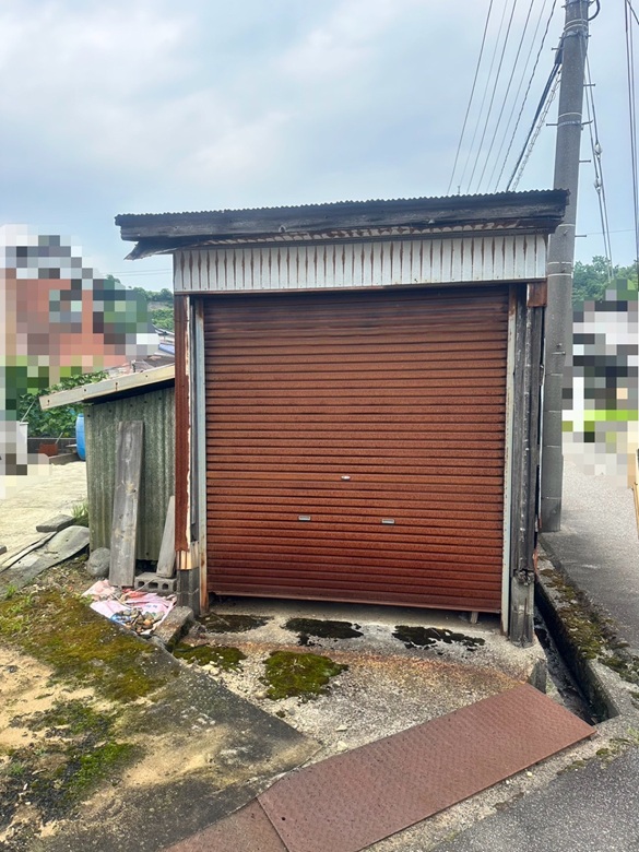 【金沢市】サビが出て脆くなった物置のトタンの屋根をガルバリウムの屋根へ!張り替え工事を行いました