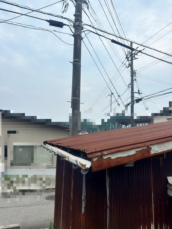 物置の屋根がさびて脆くなっています