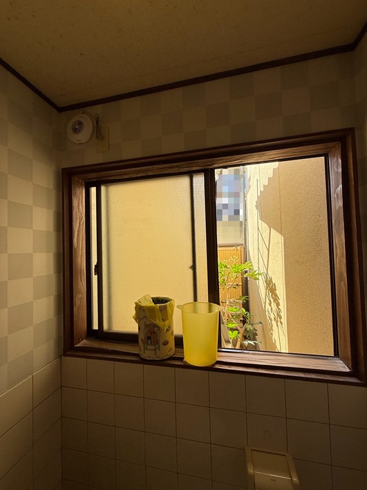 【金沢市】トイレの窓からポタポタ雨漏り…雨漏りの原因となった外壁補修と雨どいの交換工事