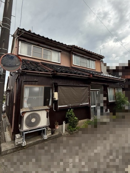 コチラの瓦の屋根の葺き替え工事を行います！