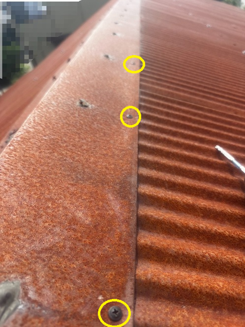 【金沢市】納屋のトタン屋根は部分修理で対応できる？風でめくれた屋根をビスでしっかり固定