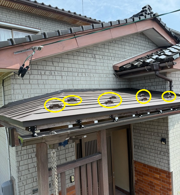 防水シートの上から、新しい屋根材となる、サビにも強く耐久性に優れている金属板「SGLガルバリウム鋼板」を重ねて設置しました！ 新しい雪止め金具も取り付けました！