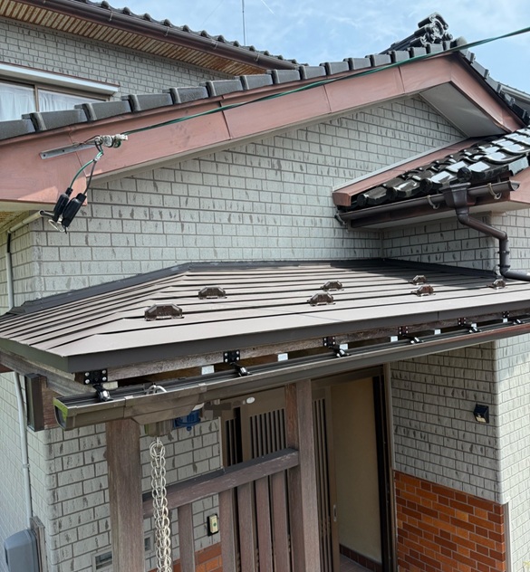 防水シートの上から、新しい屋根材となる、サビにも強く耐久性に優れている金属板「SGLガルバリウム鋼板」を重ねて設置しました！ 新しい雪止め金具も取り付けました！
