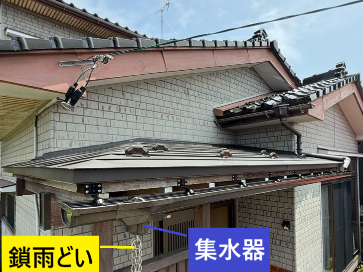 新しい集水器を新しい軒樋に設置し、元から取り付けられていた鎖雨どいを繋げました。